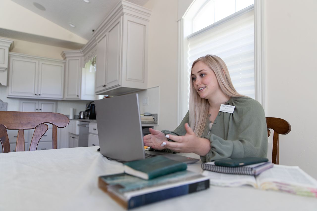 Un misionero Santo de los últimos días enseña en una sesión de estudio de la Biblia en línea