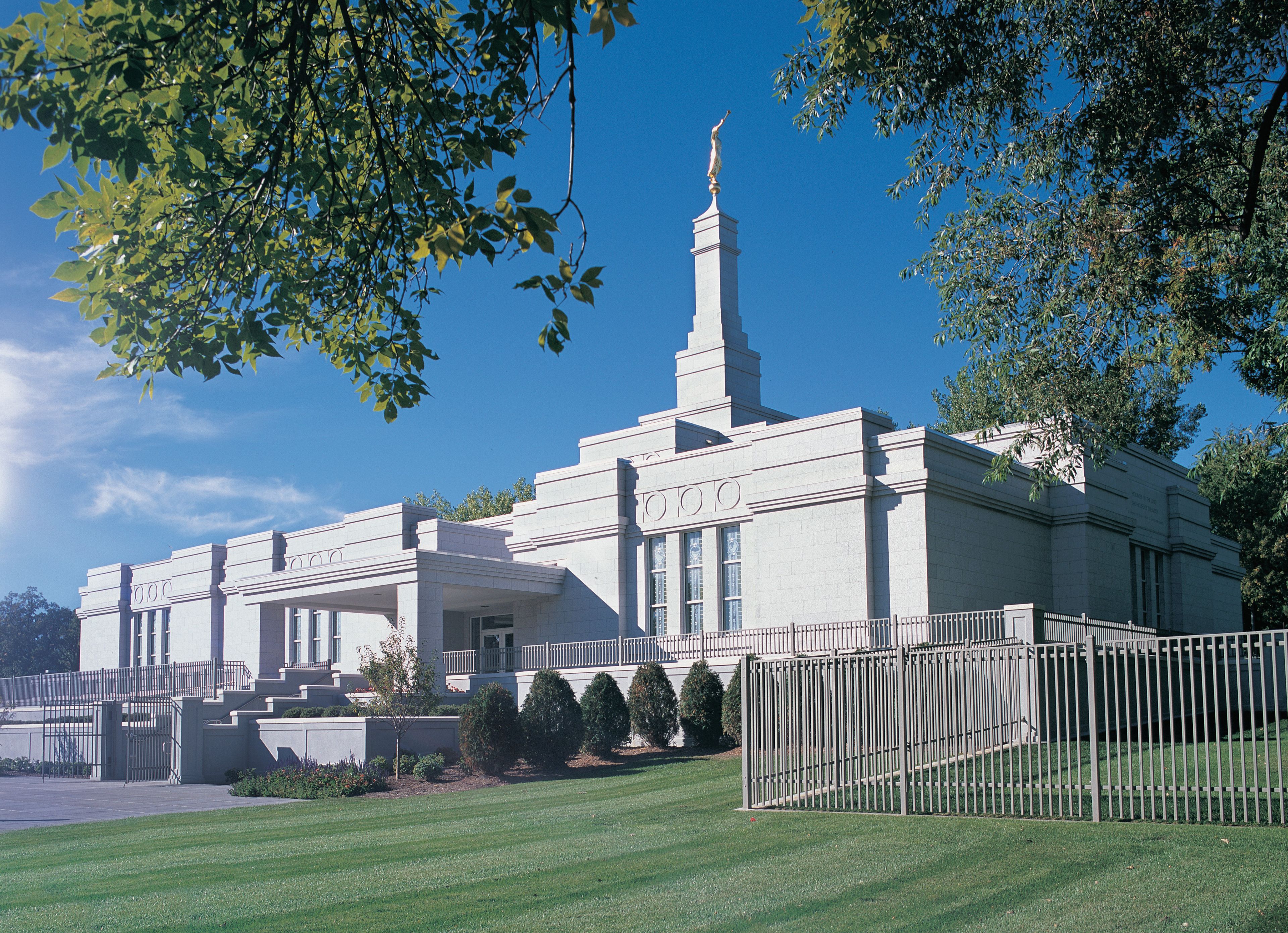 The St. Paul Minnesota Temple and lawn on a sunny day.