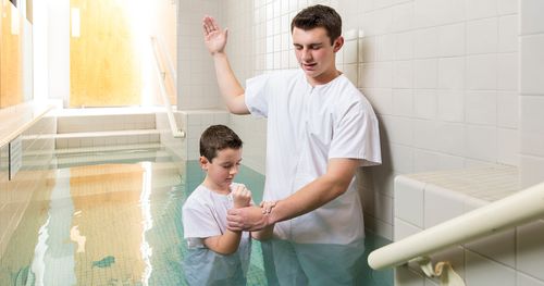 en dreng bliver døbt