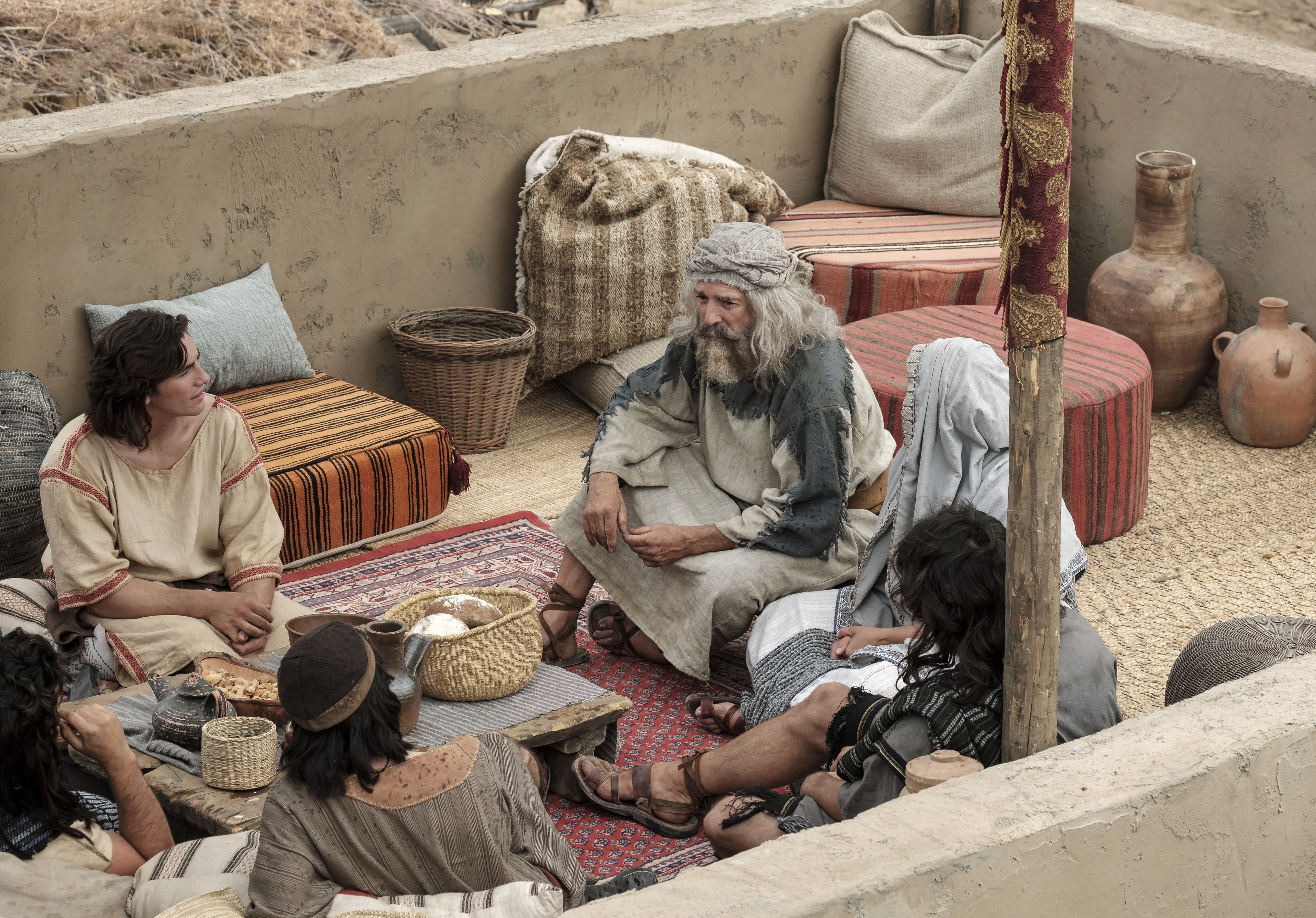 Lehi e la sua famiglia mentre parlano nella loro casa a Gerusalemme.