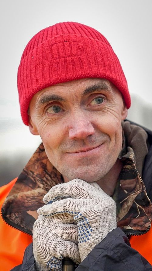 Дворник метет листья