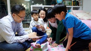 pamilyang magkakasamang nag-aaral