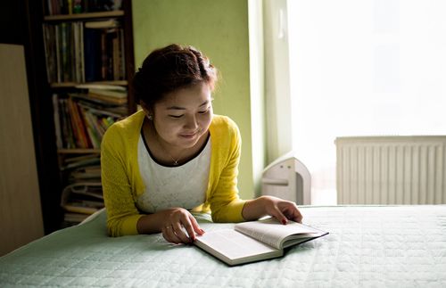 en ung kvinde læser i skrifterne