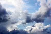 Nubes y luz que brilla a través de ellas para representar la presencia del Espíritu Santo