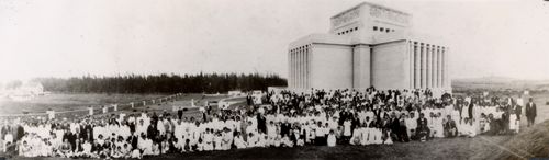 Joseph F. Smith with members in Lā‘ie