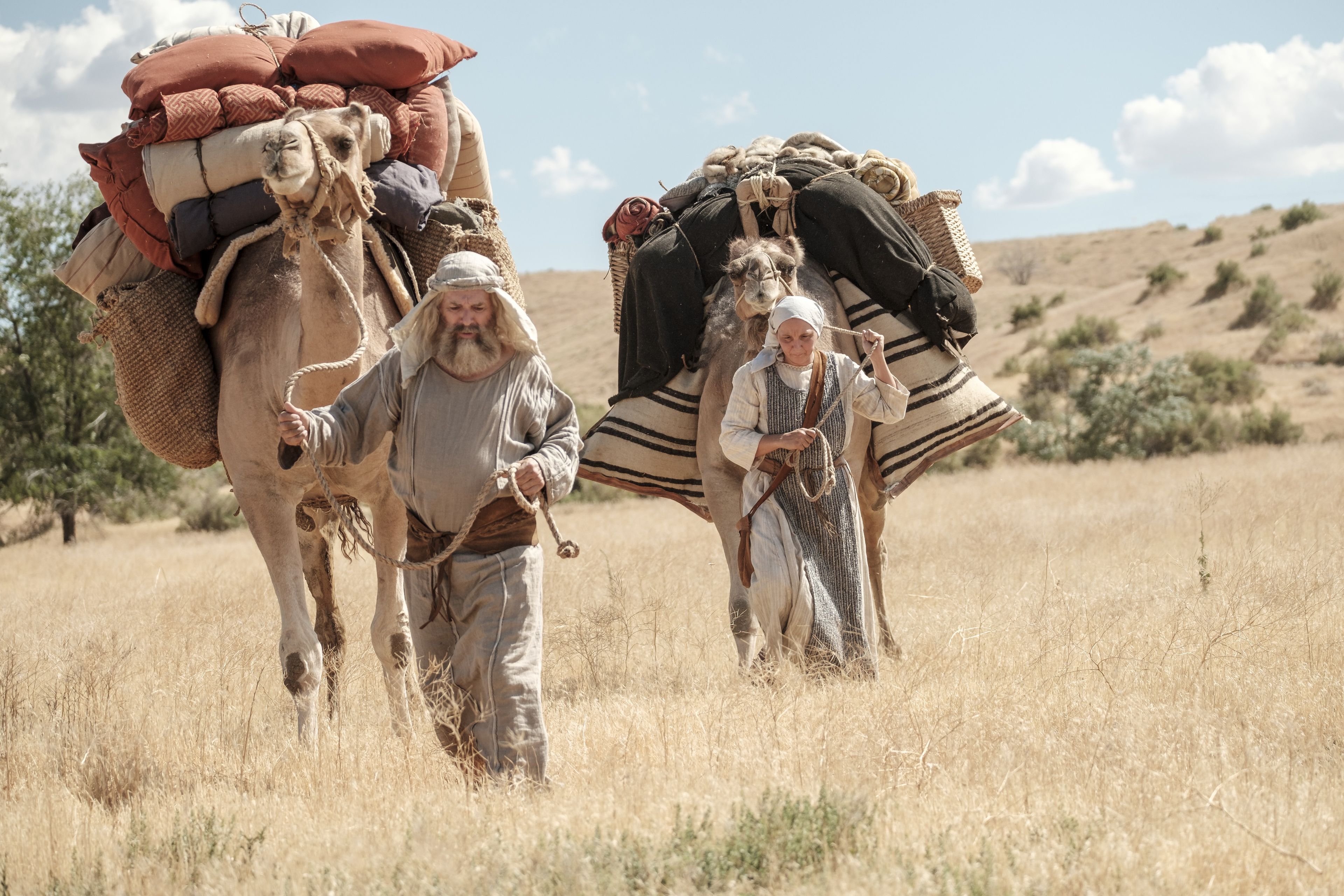 Lehi e Saria conducono i cammelli nel deserto.