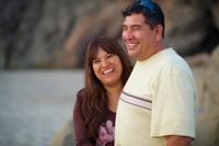 Un matrimonio contempla el mar y disfruta de las bendiciones de Jesucristo en su vida