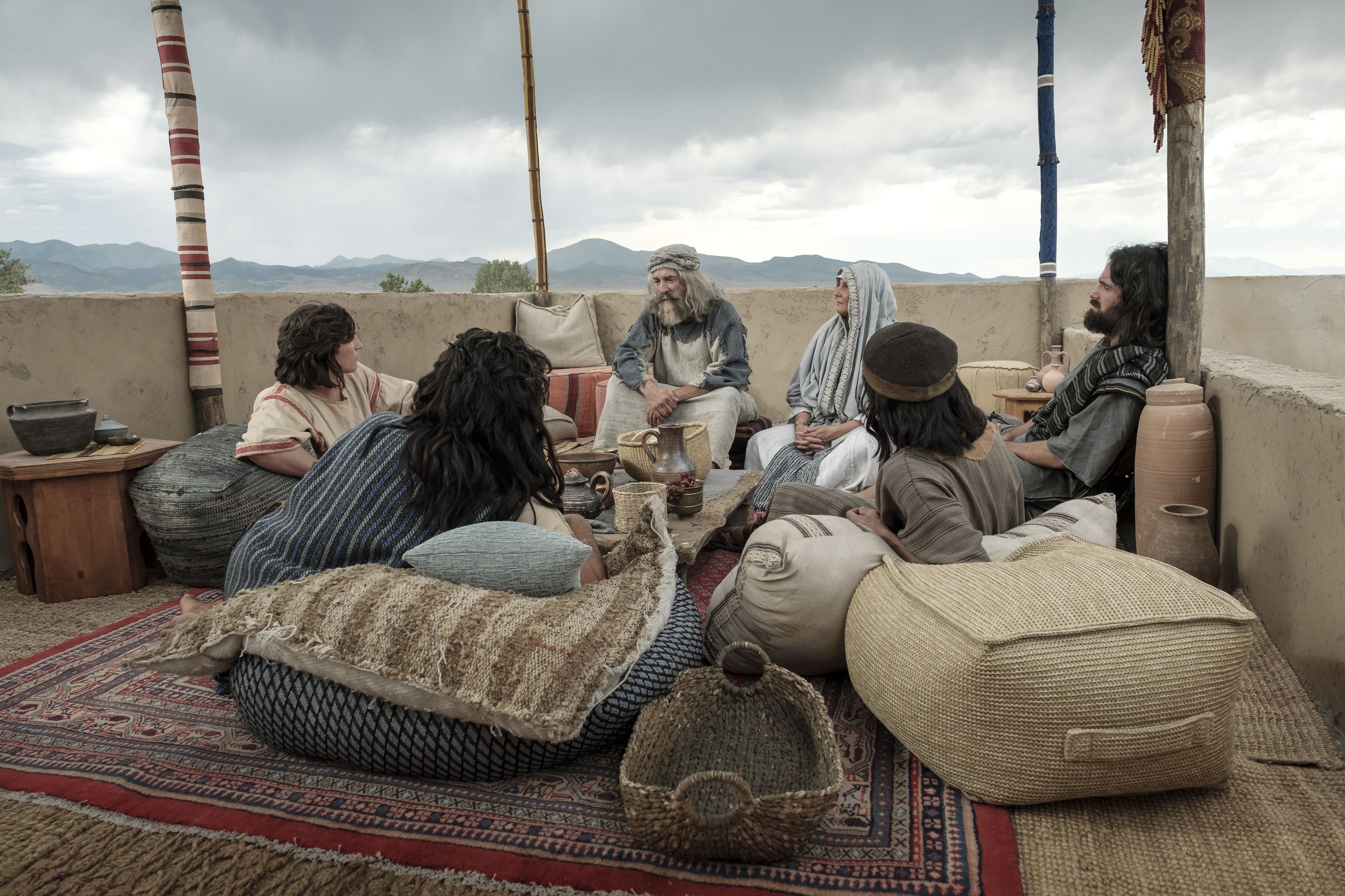 Lehi e la sua famiglia parlano nella loro casa a Gerusalemme.