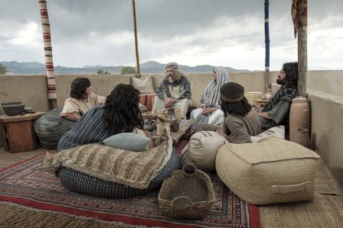 Léhi et sa famille discutent chez eux à Jérusalem.