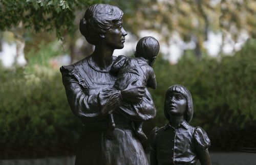 escultura de uma mãe e dois filhos na Praça do Templo