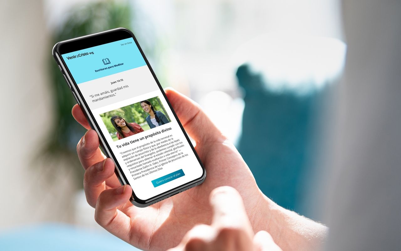 Un hombre lee las escrituras en su celular