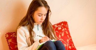 Eine Jugendliche beim Schriftstudium