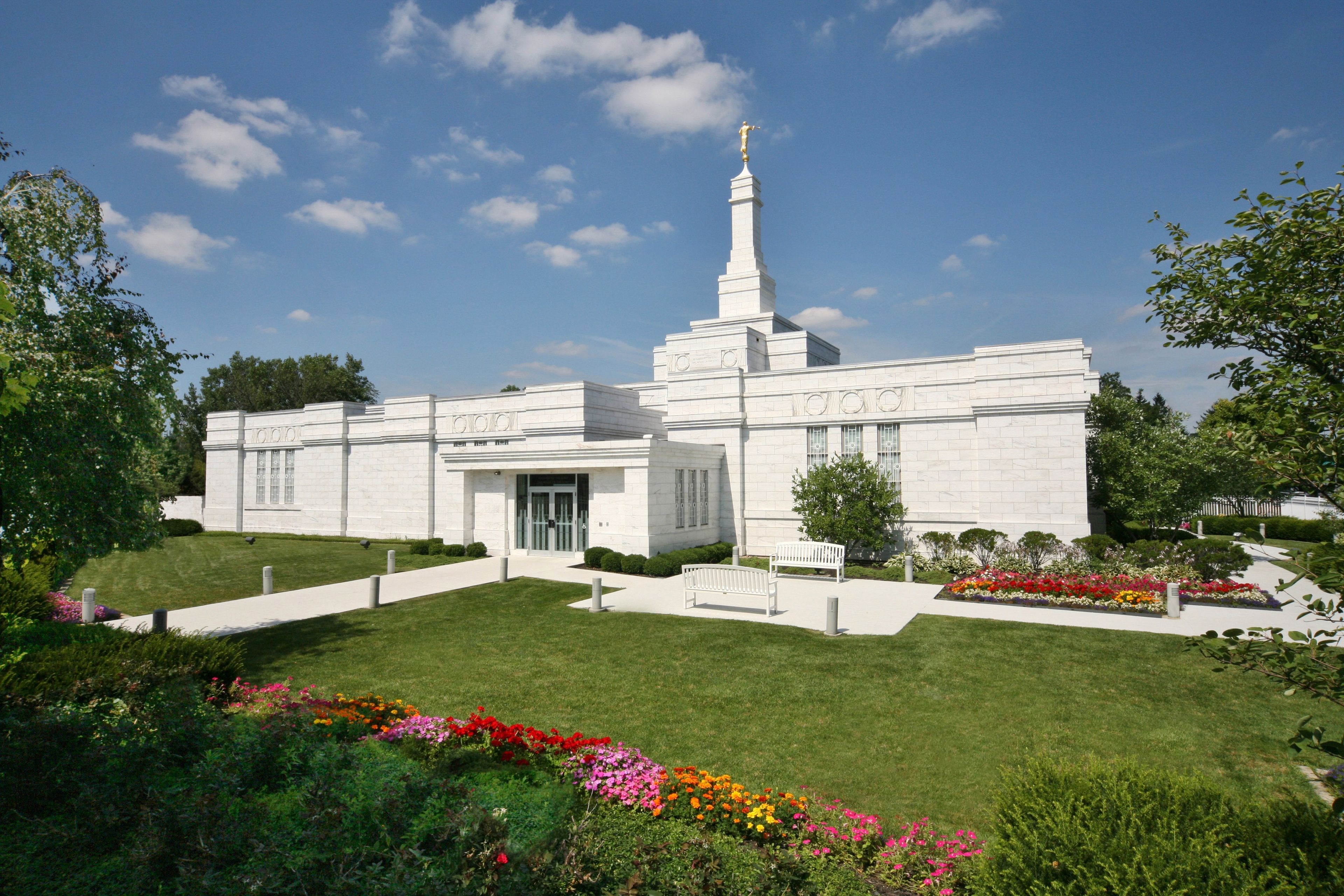 The Columbus Ohio Temple during the daytime.