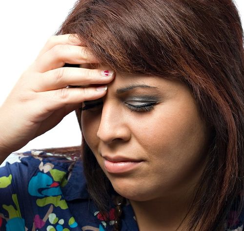 頭を抱える女性