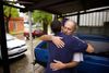 un père en Uruguay prend son fils dans ses bras