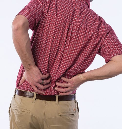 腰を痛めている男性