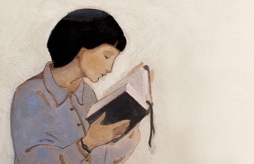 Eine Frau liest in den heiligen Schriften