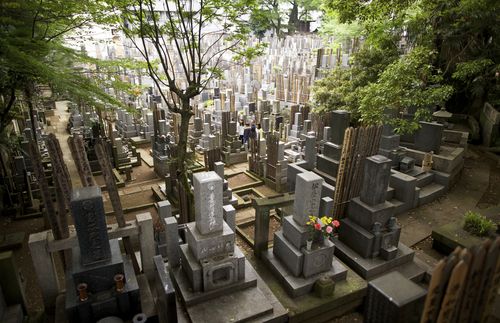묘지에 있는 일본 가족