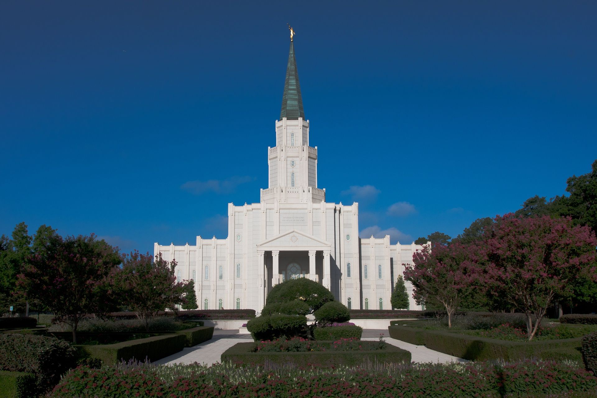 The Houston Texas Temple and grounds in the daytime.