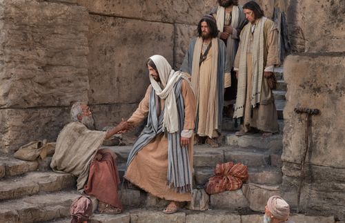 Jesús tiende la mano a un hombre con una discapacidad