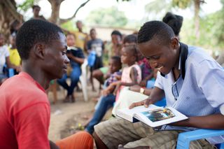 Jugendliche in Afrika lesen in den heiligen Schriften