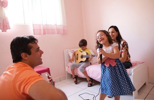 Uma família cantando e tocando música juntos.