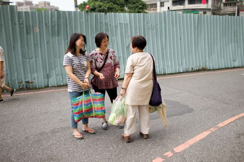 兩位男子造訪一對夫婦與2個年幼的孩子。