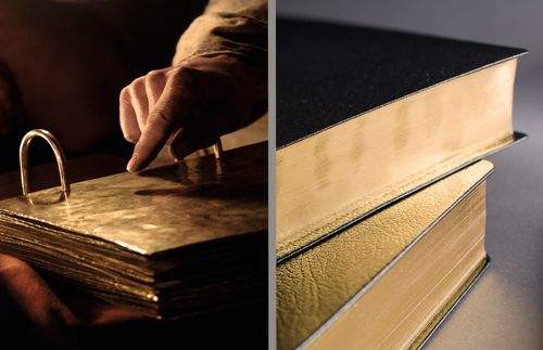 Planchas de bronce y libros modernos de Escrituras