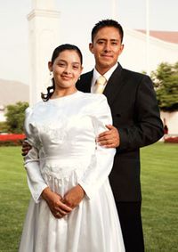 երիտասարդ զույգը տաճարում