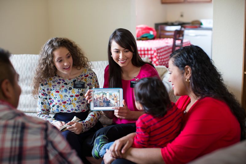 Dos misioneras comparten con una madre joven un mensaje sobre Jesucristo