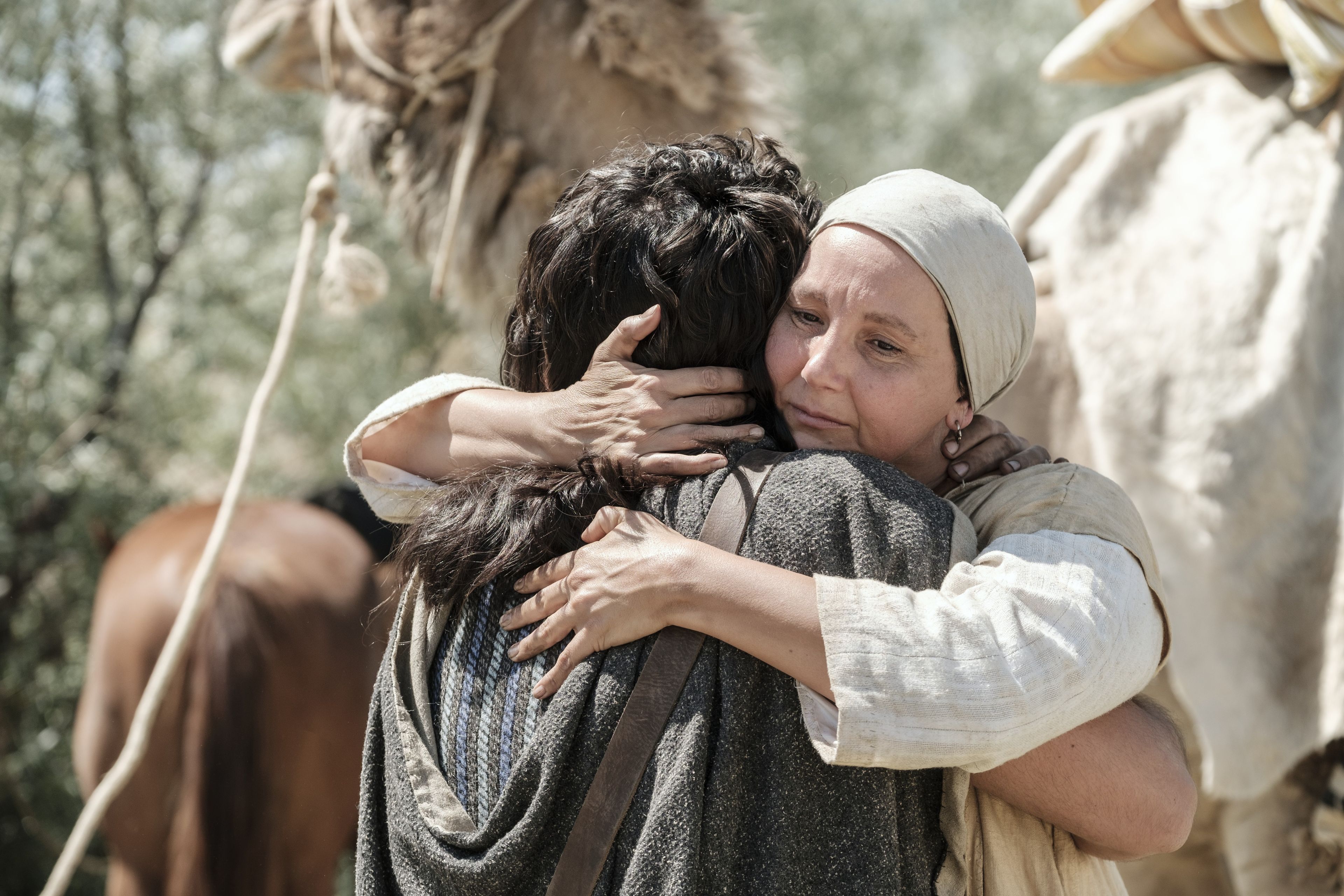Sariah hugs Laman upon his return from Jerusalem.