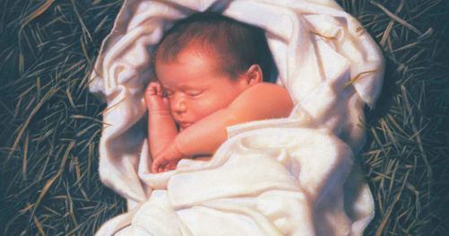Младенец Иисус завернут в белые пелена и лежит в соломе