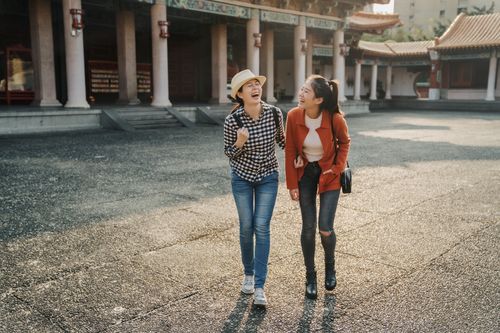 Zwei junge Frauen lachen miteinander