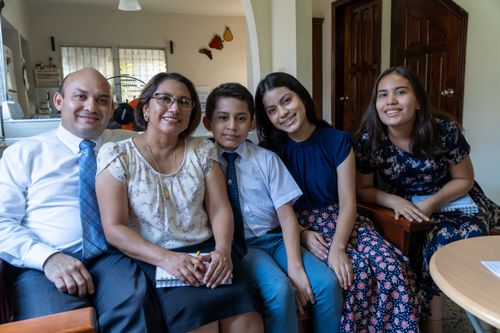 una familia estudiando