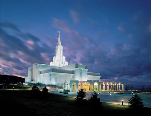 El Templo de Bountiful, Utah, en la noche. Esta imagen debe ser usada únicamente para propósitos de la Iglesia.