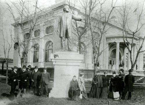 persone accanto alla statua di Brigham Young