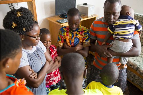 familia orando en Ghana