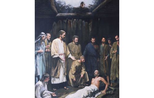 Jesus Christus blickt auf einen Mann, der vor ihm auf dem Boden liegt. Der Mann ist in eine Decke gewickelt und ist gelähmt. Christus streckt dem Mann die Hände entgegen. Einige andere Apostel oder Jünger sind bei Christus.