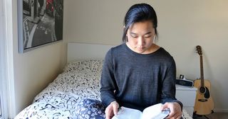 mladá žena si čte písma