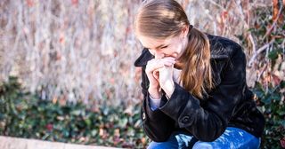 Eine junge Frau betet