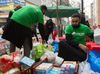 Müslüman Yardım çalışanları yiyecek dağıtıyor