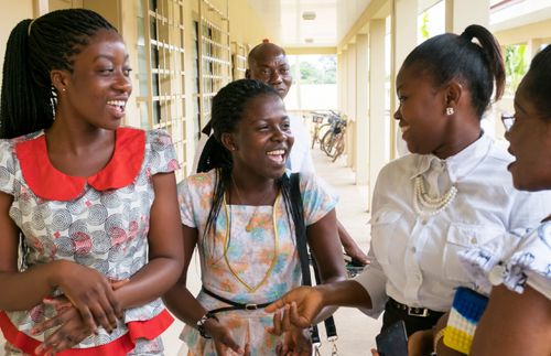 grupo de moças em Gana conversando e sorrindo