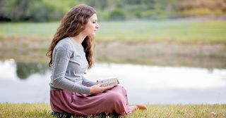 Una joven meditando sobre las Escrituras