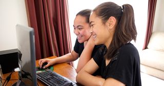 Unas jóvenes estudiando en una computadora