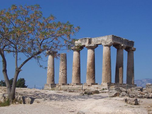 Apollos tempel i Korint bygget ca. 600 f.Kr. Dette var en av de mest imponerende bygningene i Korint på Paulus’ tid. Templer og helligdommer med bilder av hedenske guddommer var utbredt over hele den gresk-romerske verden, og medlemmer av Kirken i byer som Korint sett dem daglig. Paulus bemerket at før de hellige i Korint hadde omvendt seg, hadde de blitt dratt og revet med til disse stumme avgudene (1 Korinterbrev 12:2).