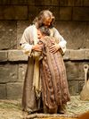 Jesús abraza a una mujer