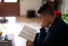 nuori mies lukee pyhiä kirjoituksia