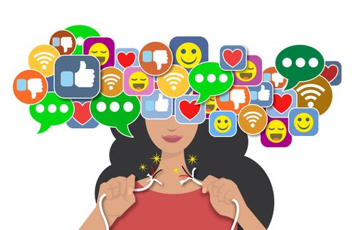 mulher segurando cabos desconectados enquanto ícones de mídia social flutuam a seu redor