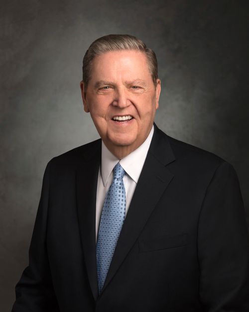 Porträtfoto von Elder Jeffrey R. Holland mit schwarzem Anzug und hellblauer Krawatte