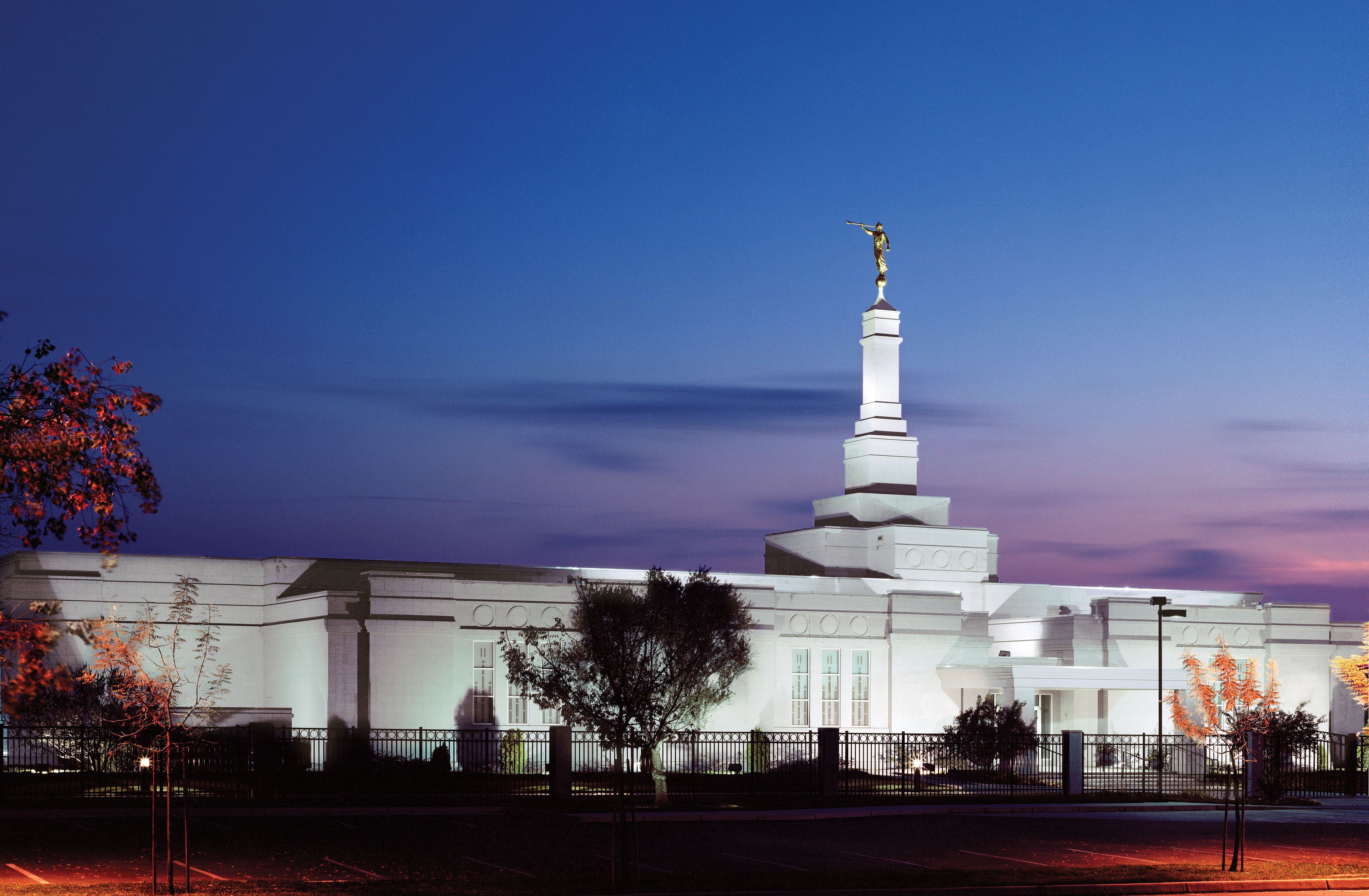 The Fresno California Temple lit up at night.